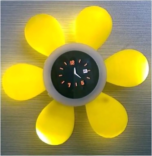 智能药盒备有吃药提示、单键打出电话及卫星定位三大功能，是针对长期患病并需要定时吃药的长者而设计。